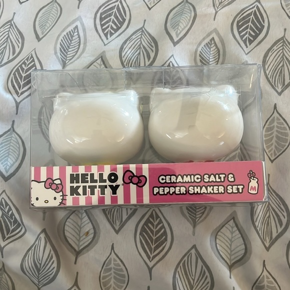 Hello Kitty Pink and Yellow Ceramic Shaker Set - Picture 3 of 5